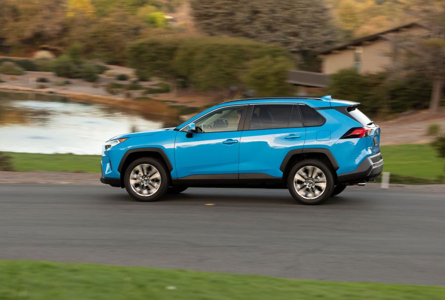  Toyota RAV4 XLE AWD 2018 года  (NA) (фото 14 из 34)